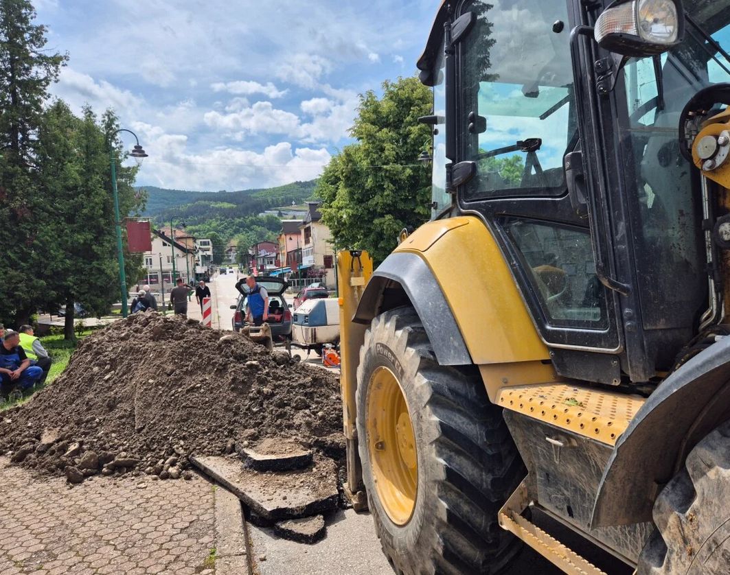 Kompletno Goražde od sinoć je bez vode zbog novog kvara u ulici Zaima Imamovića gdje je pukla glavna cijev.