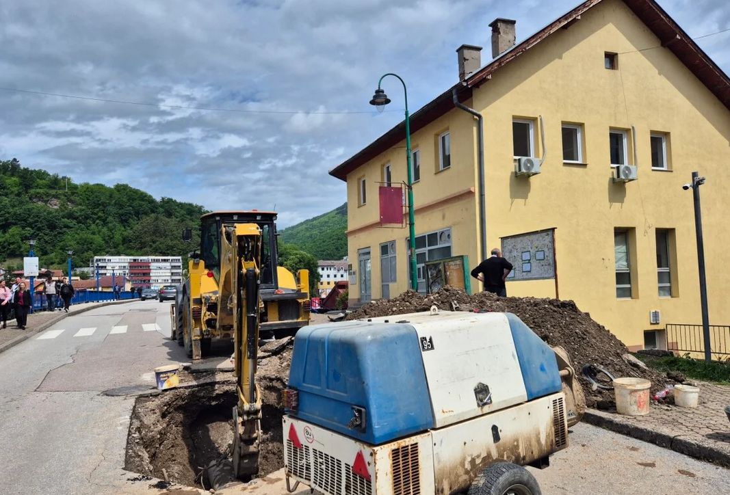 Kompletno Goražde od sinoć je bez vode zbog novog kvara u ulici Zaima Imamovića gdje je pukla glavna