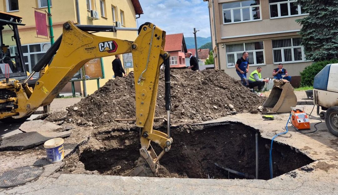 Kompletno Goražde od sinoć je bez vode zbog novog kvara u ulici Zaima Imamovića gdje je pukla glavna cijev.