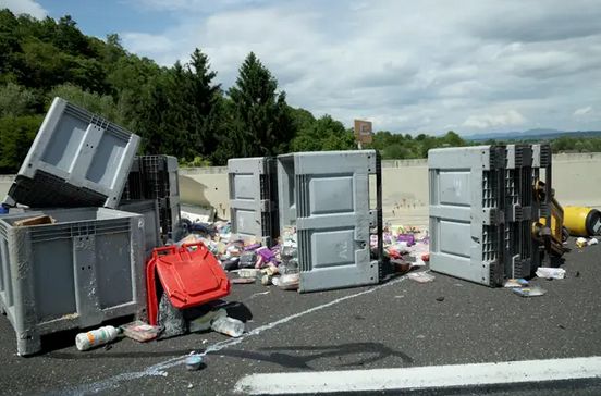 Haos na autoputu: Prekinut saobraćaj zbog sudara kamiona i kombija