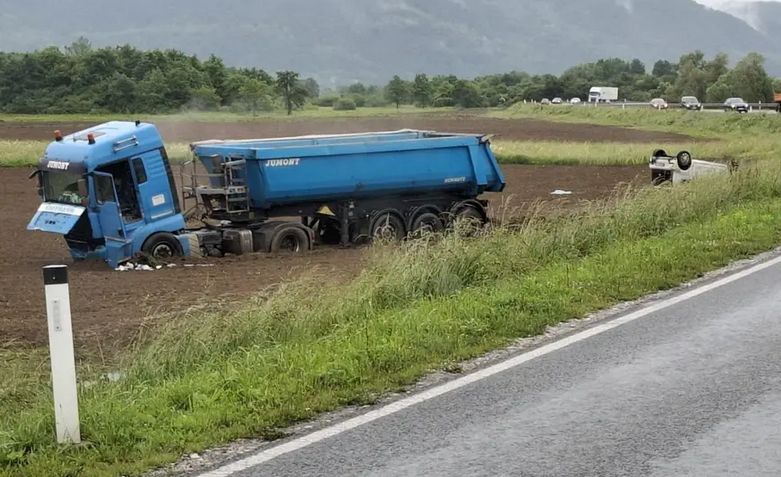 Stravično: Poginuo u sudaru auta i kamiona! Zatvorili su cestu!
