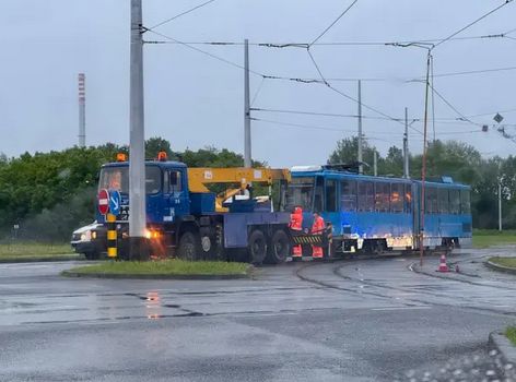 Pijan prošao na crveno pa Mercedsom udario tramvaj: Četvero ljudi završilo u bolnici