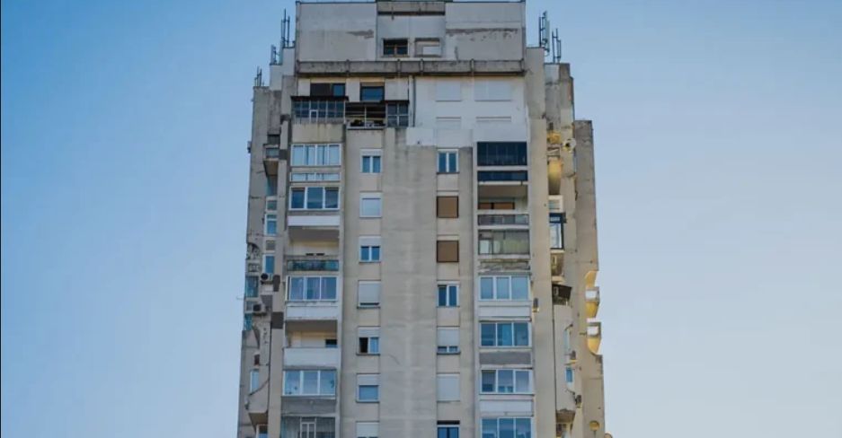 Pala betonska kocka sa zgrade 'Mostarke', srećom niko nije nastradao