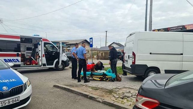 Na mjestu nesreće su hitna pomoć i policijski službenici                       