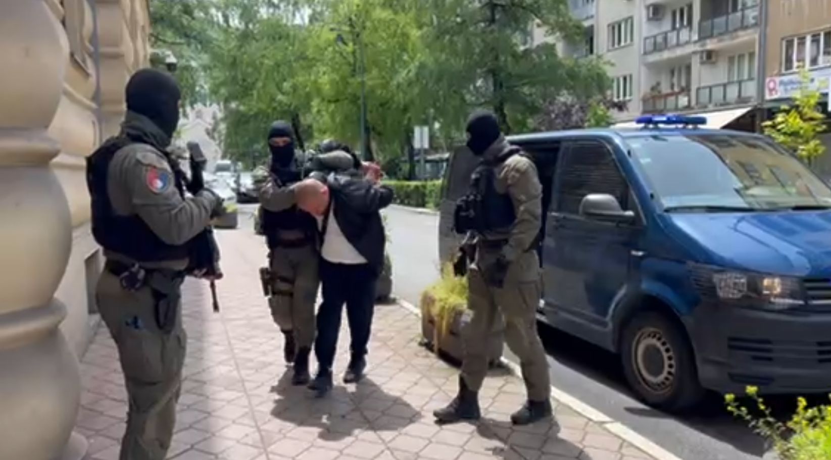 U izvršenim pretresima na području Ilidže pronađena je kompletna indoor laboratorija za uzgoj i proizvodnju opojne droge marihuana, sa više od 300 stabljika