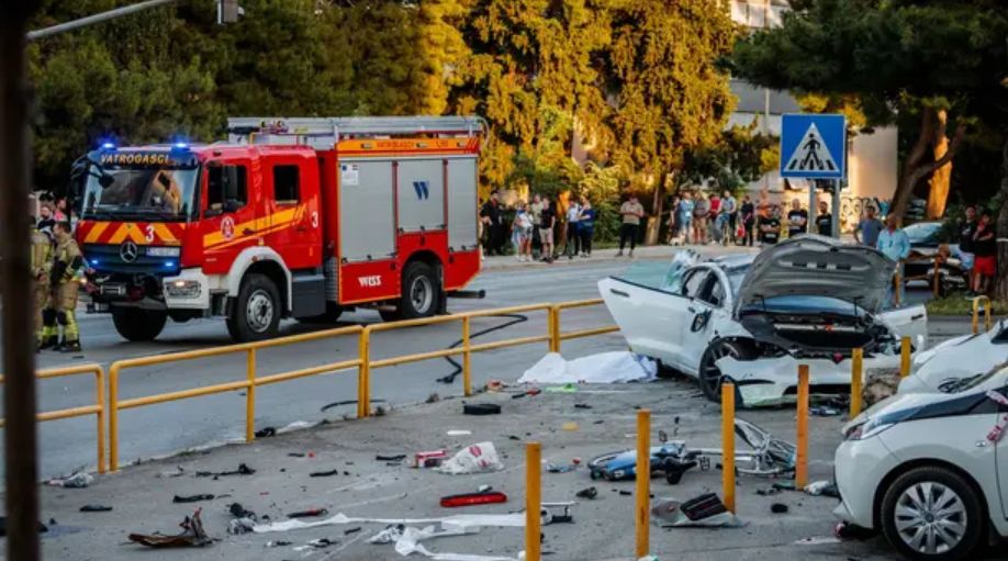 Pomeo je sve zaštitne ograde, preletio auto koji je bio na semaforu i pomeo nesretnu ženu