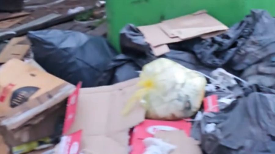 Mišljenja građana o ovom problemu su jedinstvena: svakodnevno se suočavaju s lošim uvjetima života, a najgore je to što niko ne preuzima odgovornost za to.