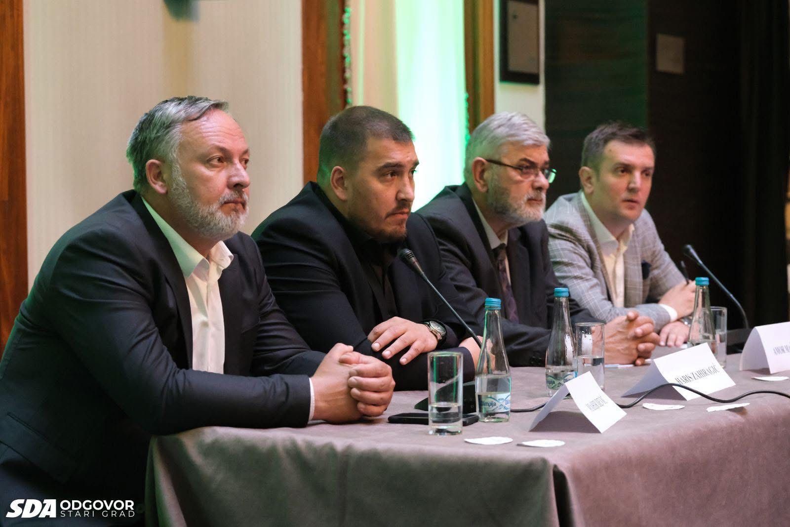 Uvodna izlaganja imali su istaknuti članovi SDA: Amor Mašović, Haris Zahiragić i Mahir Dević.