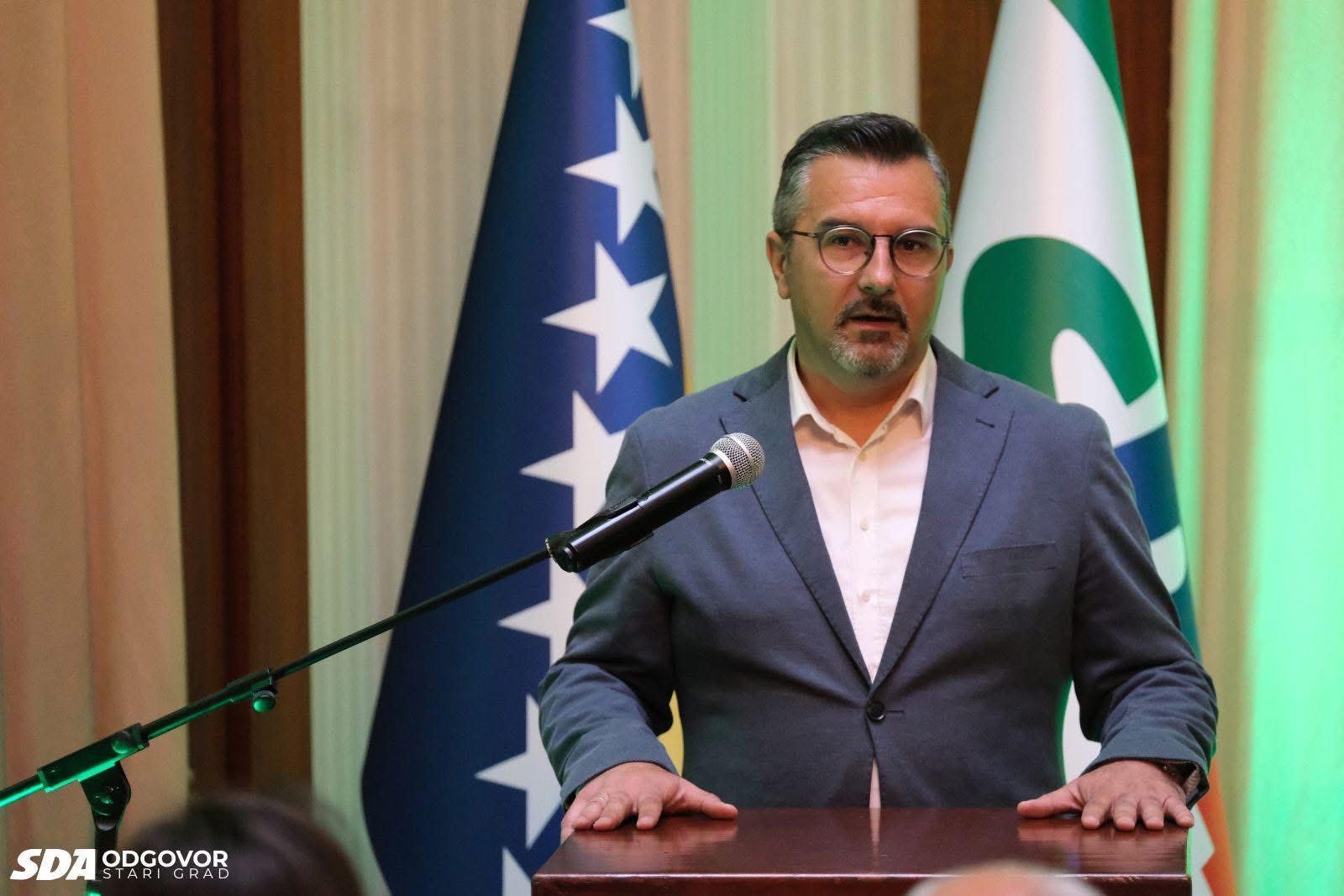 Uvodna izlaganja imali su istaknuti članovi SDA: Amor Mašović, Haris Zahiragić i Mahir Dević.