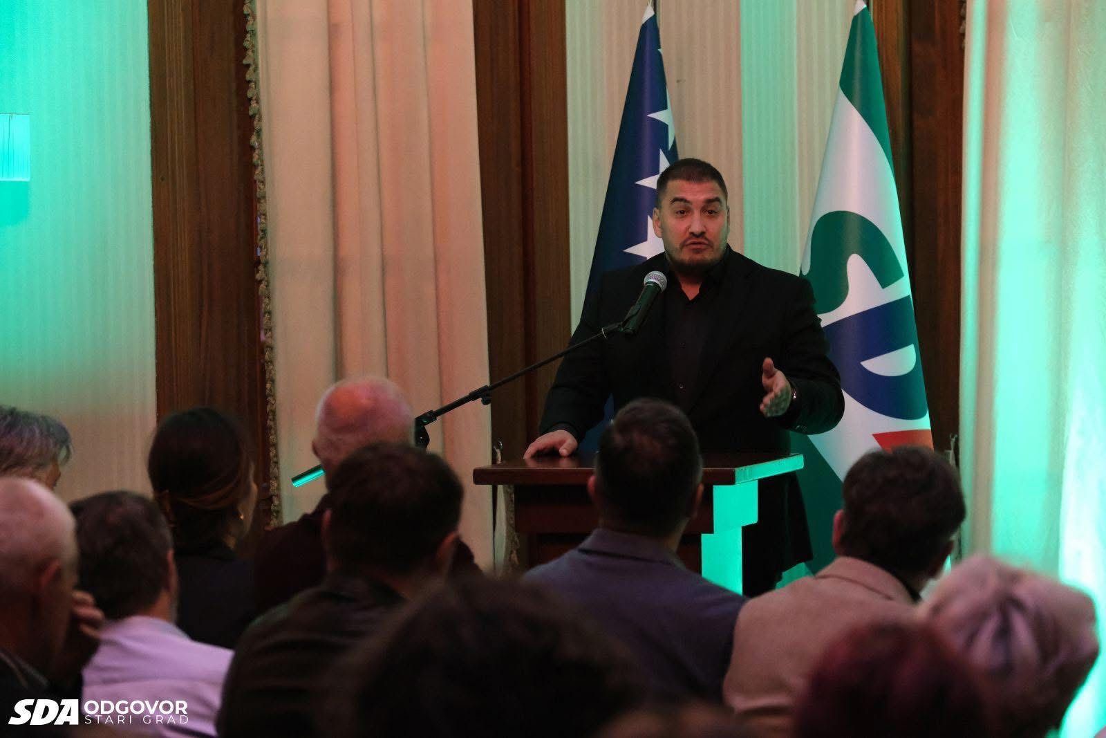 Uvodna izlaganja imali su istaknuti članovi SDA: Amor Mašović, Haris Zahiragić i Mahir Dević.