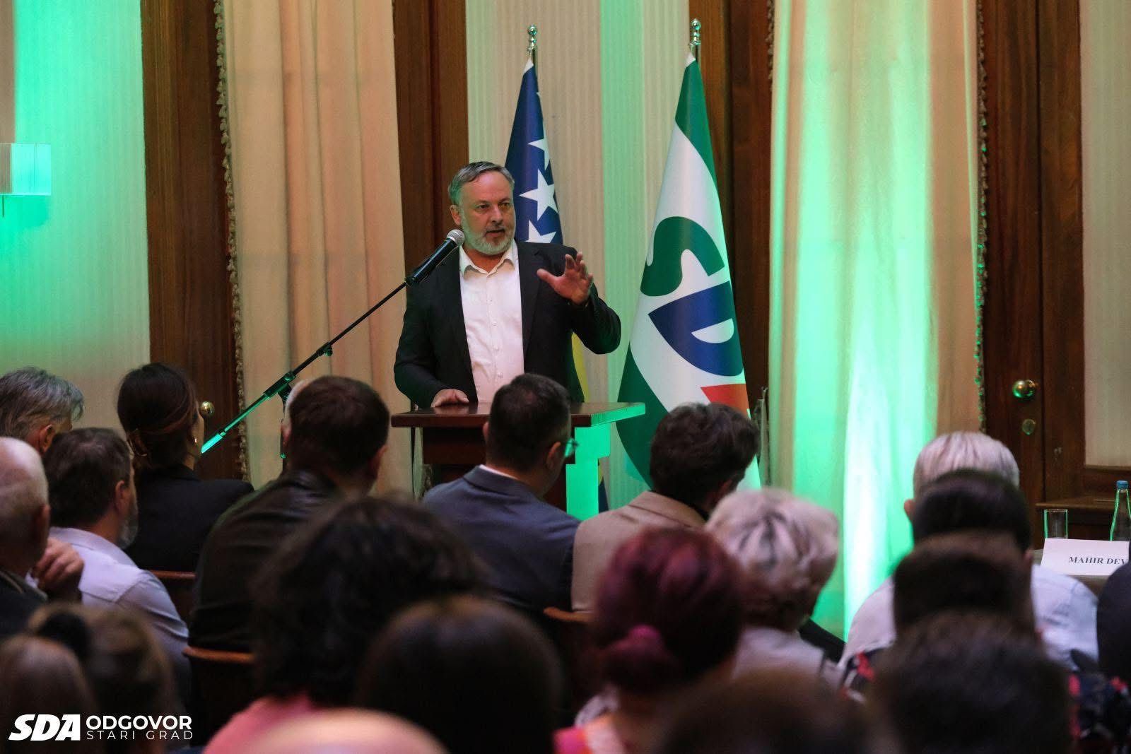 Uvodna izlaganja imali su istaknuti članovi SDA: Amor Mašović, Haris Zahiragić i Mahir Dević.