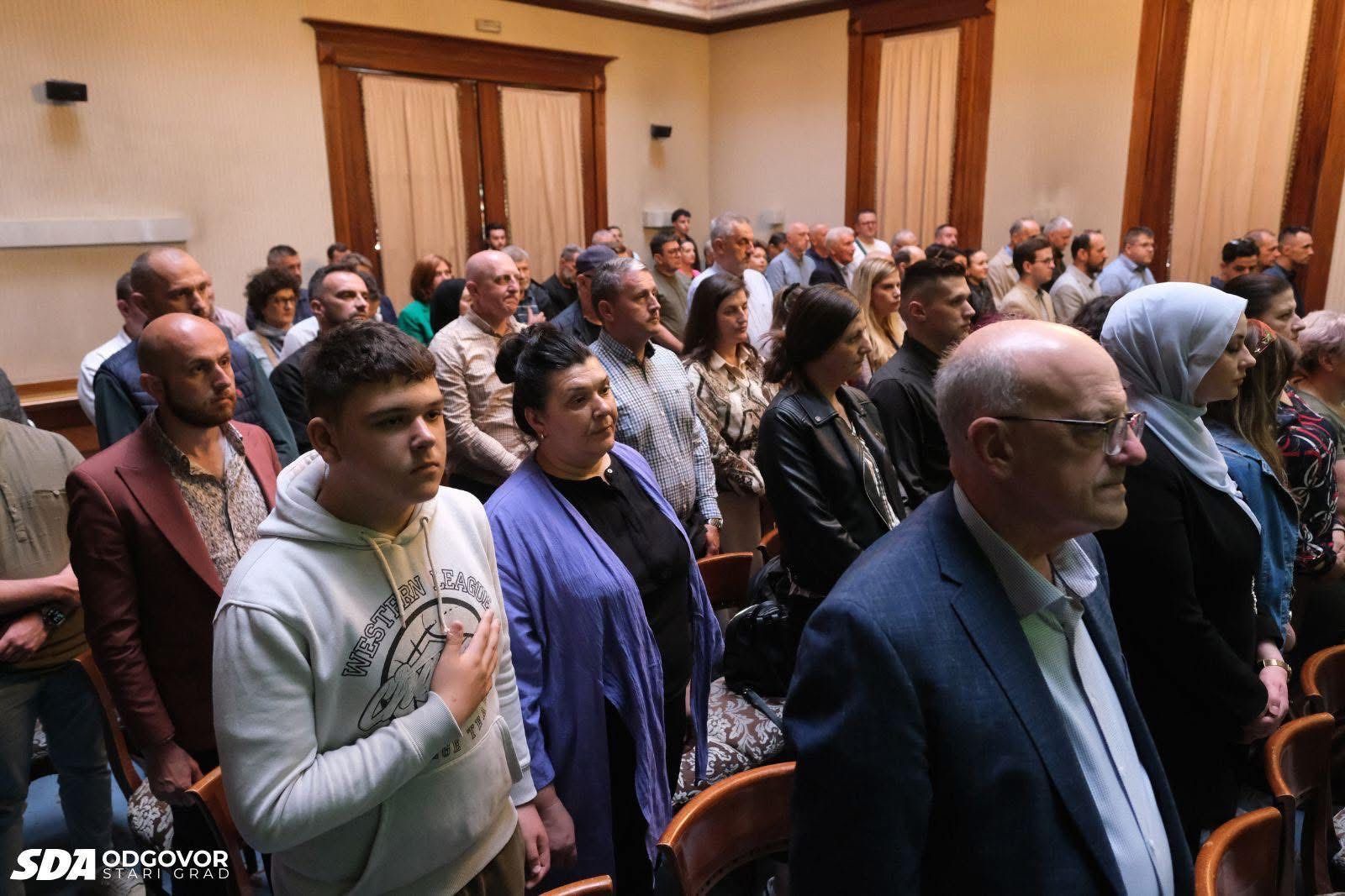 Uvodna izlaganja imali su istaknuti članovi SDA: Amor Mašović, Haris Zahiragić i Mahir Dević.