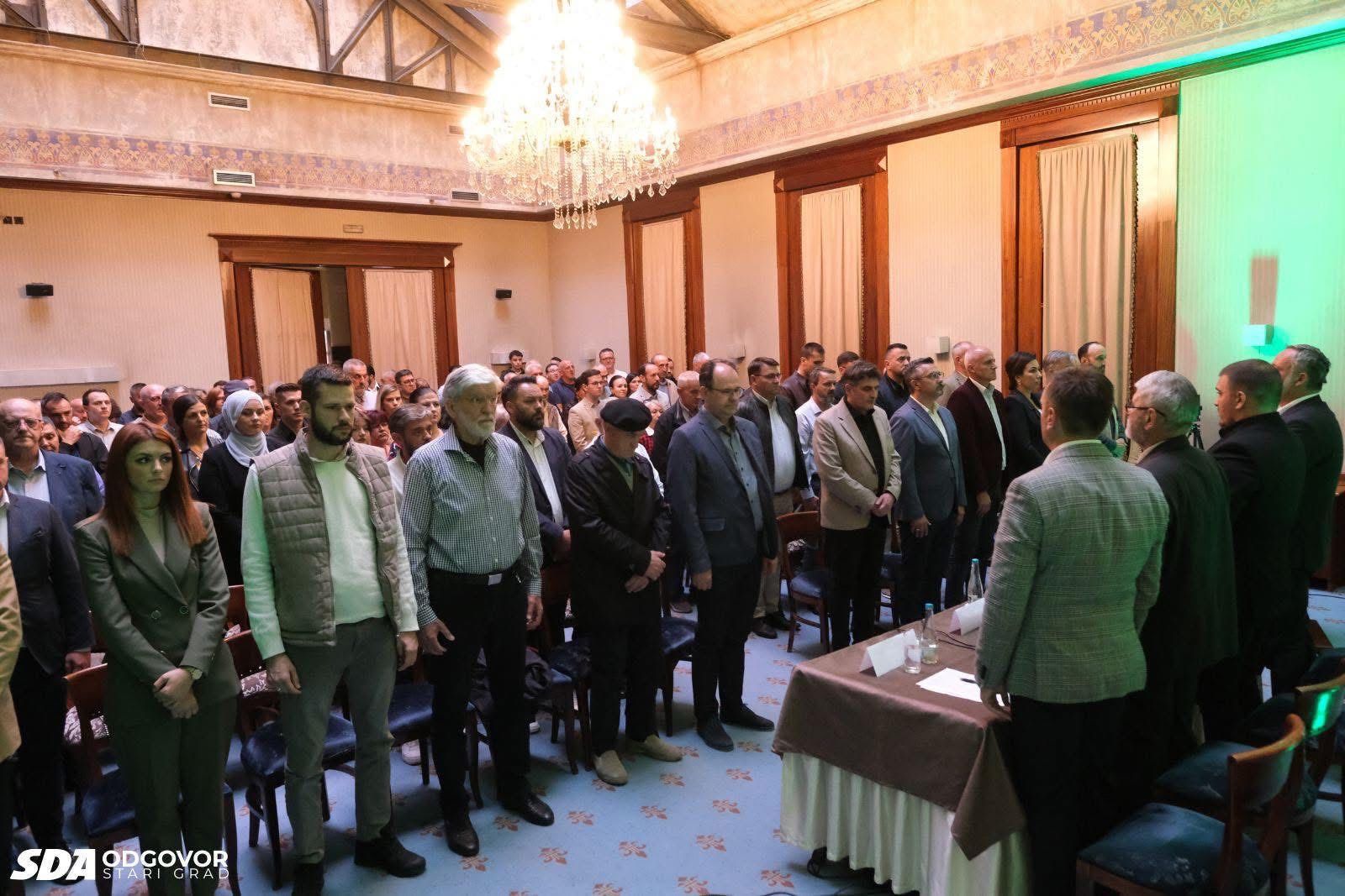 Uvodna izlaganja imali su istaknuti članovi SDA: Amor Mašović, Haris Zahiragić i Mahir Dević.