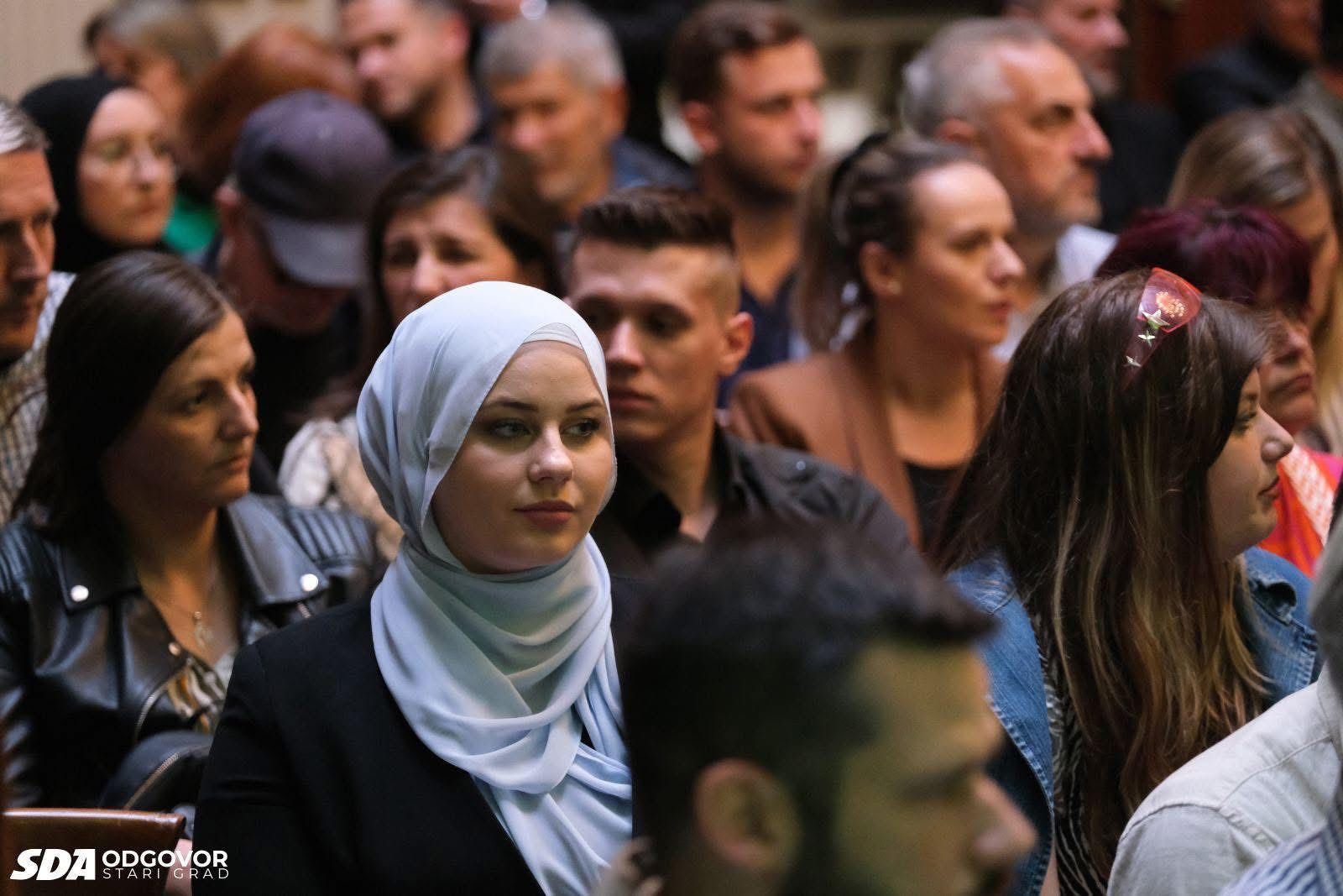 Uvodna izlaganja imali su istaknuti članovi SDA: Amor Mašović, Haris Zahiragić i Mahir Dević.