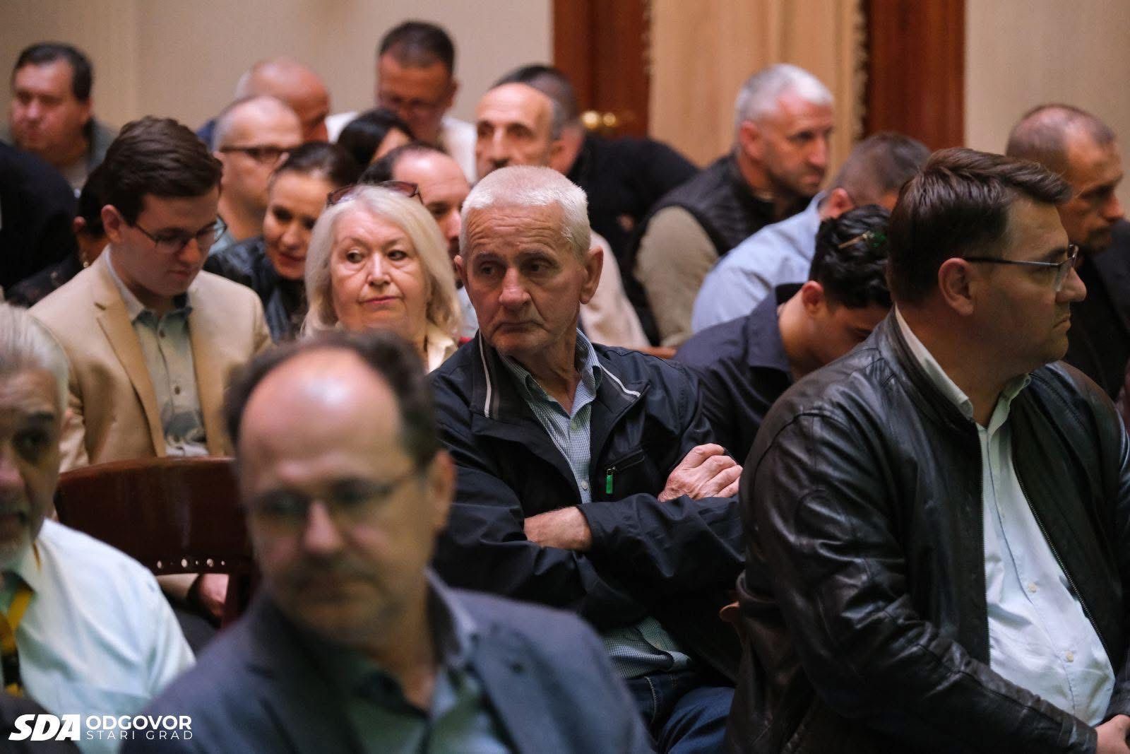 Uvodna izlaganja imali su istaknuti članovi SDA: Amor Mašović, Haris Zahiragić i Mahir Dević.