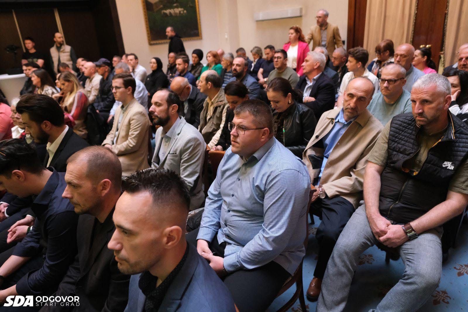 Uvodna izlaganja imali su istaknuti članovi SDA: Amor Mašović, Haris Zahiragić i Mahir Dević.