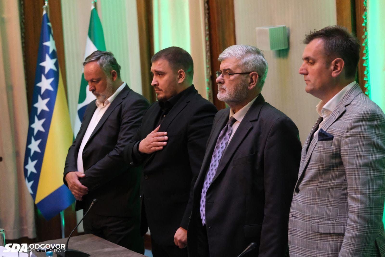 Uvodna izlaganja imali su istaknuti članovi SDA: Amor Mašović, Haris Zahiragić i Mahir Dević.