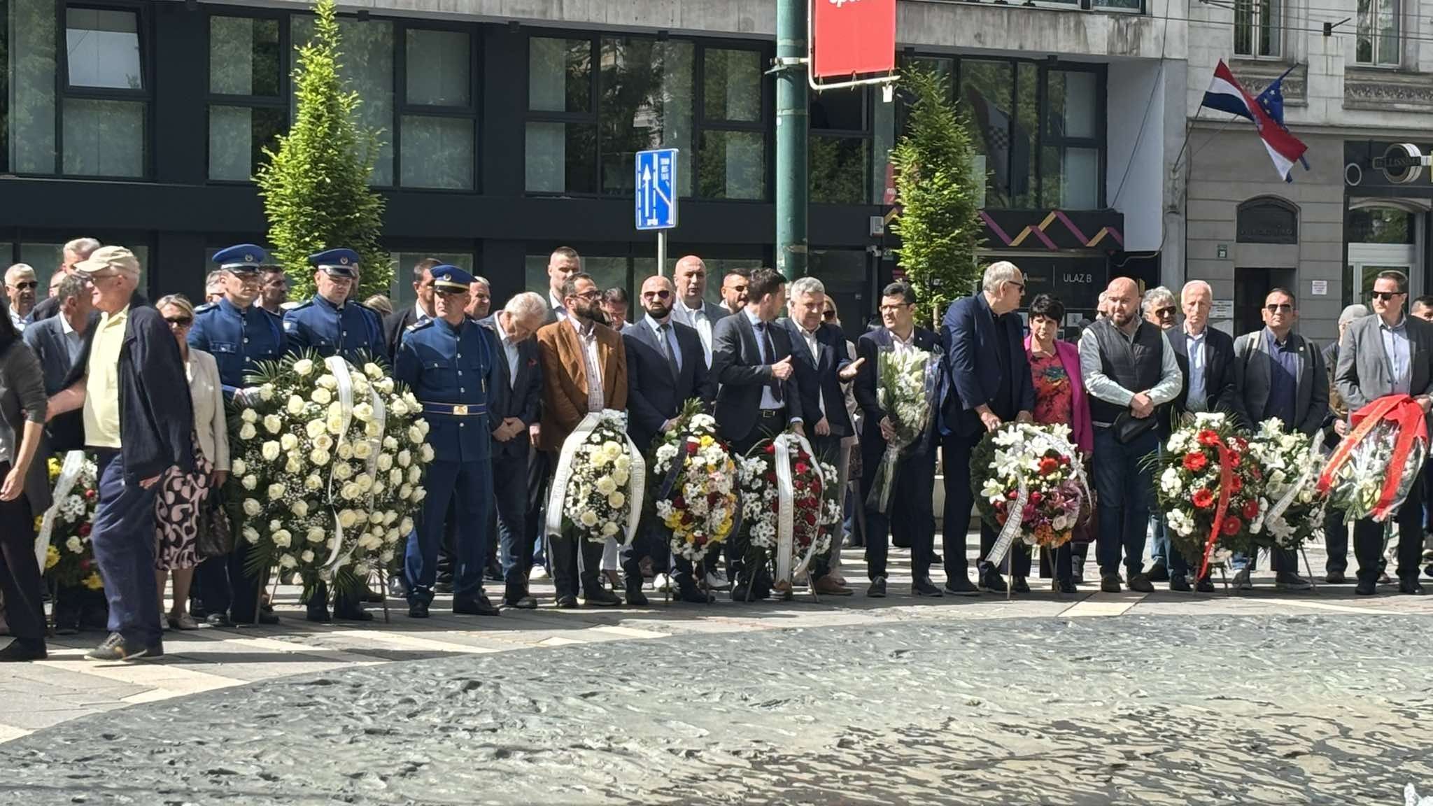 Prema podacima Udruženja roditelja ubijene djece tokom opsade Sarajeva ubijeno je 1.601 dijete.
