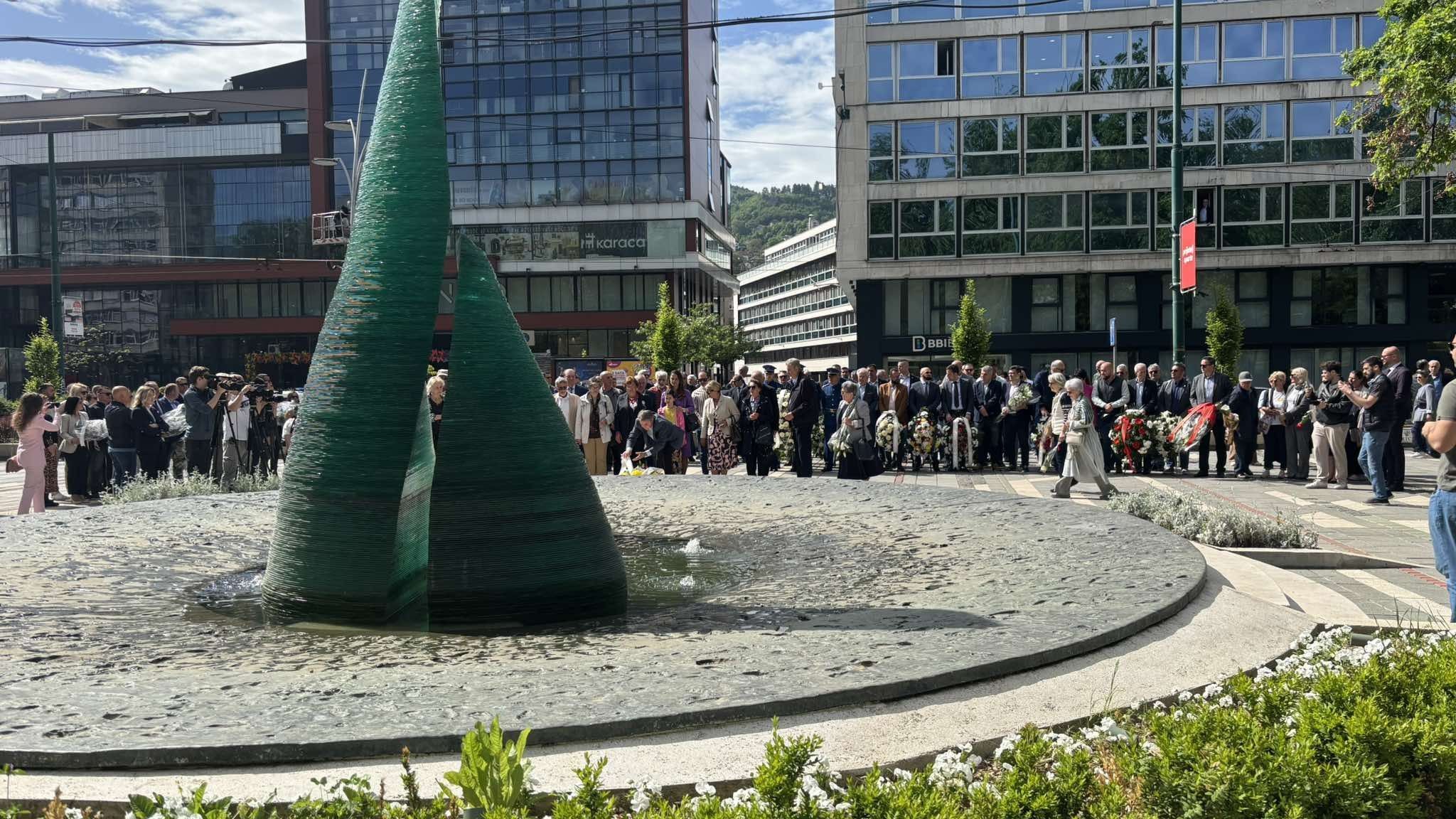 Prema podacima Udruženja roditelja ubijene djece tokom opsade Sarajeva ubijeno je 1.601 dijete.