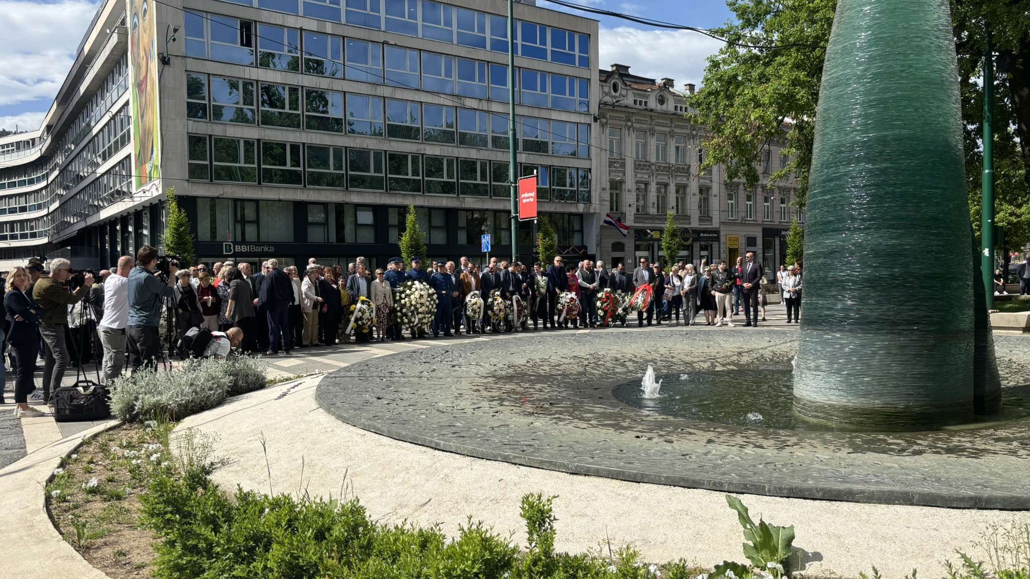 Prema podacima Udruženja roditelja ubijene djece tokom opsade Sarajeva ubijeno je 1.601 dijete.