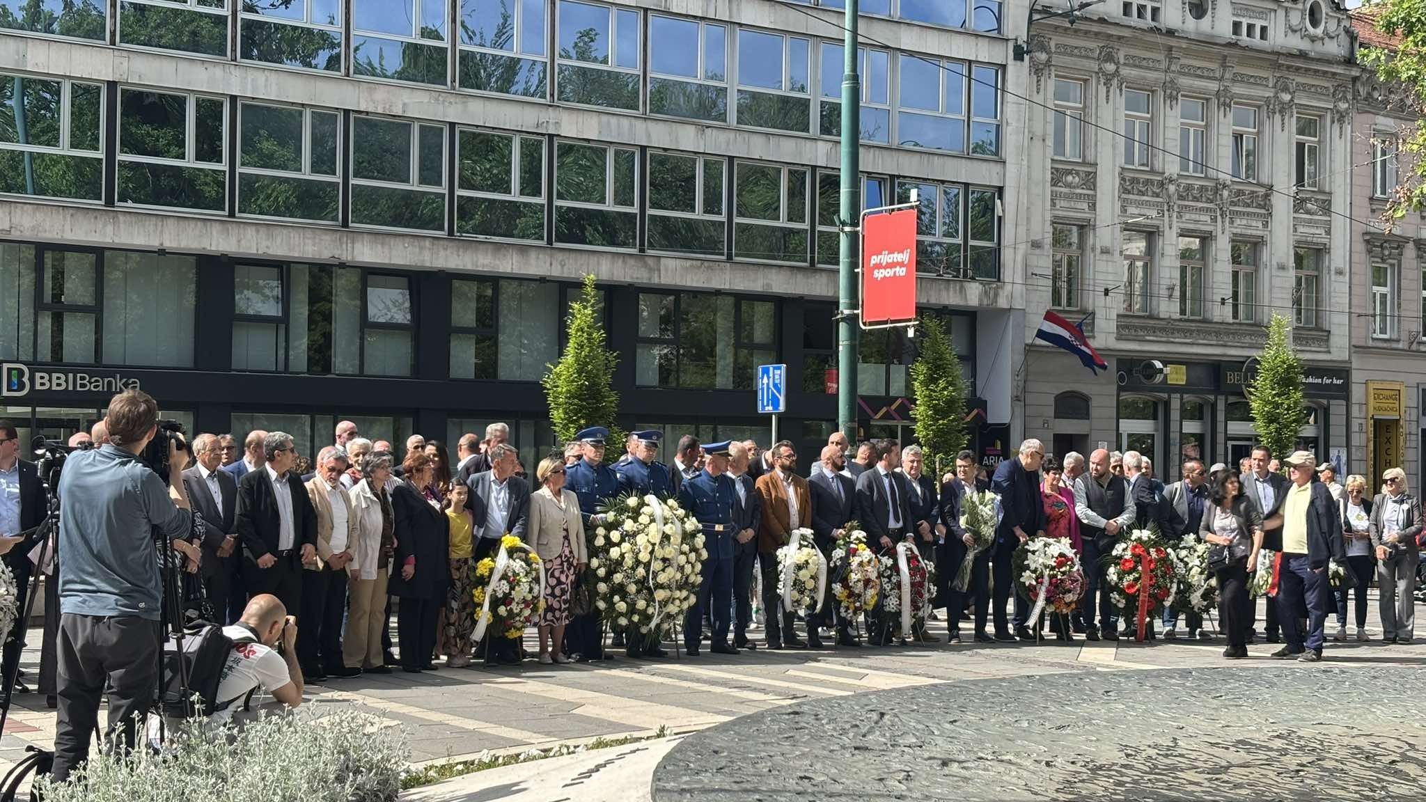 Prema podacima Udruženja roditelja ubijene djece tokom opsade Sarajeva ubijeno je 1.601 dijete.