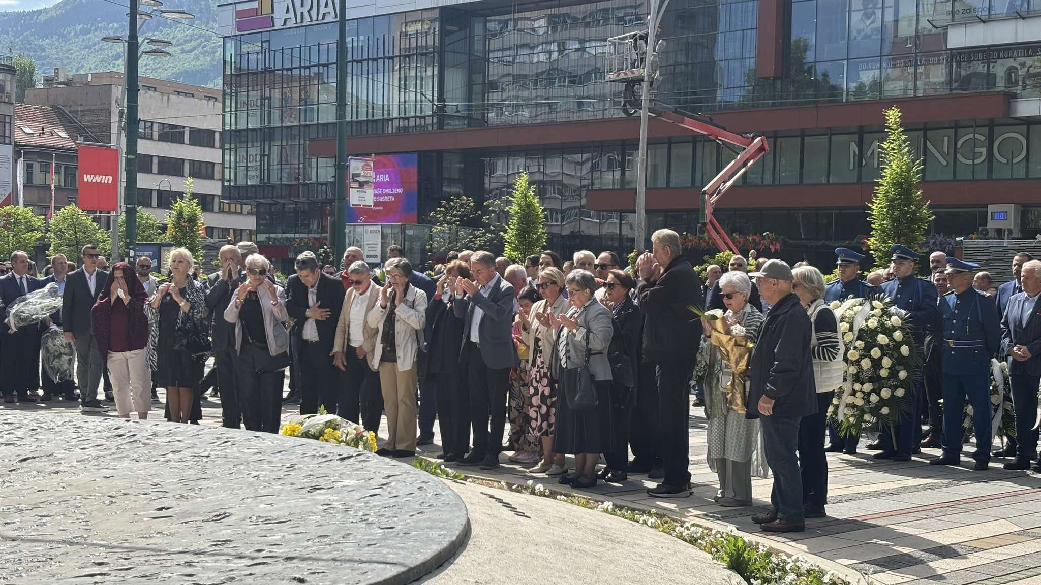 Prema podacima Udruženja roditelja ubijene djece tokom opsade Sarajeva ubijeno je 1.601 dijete.