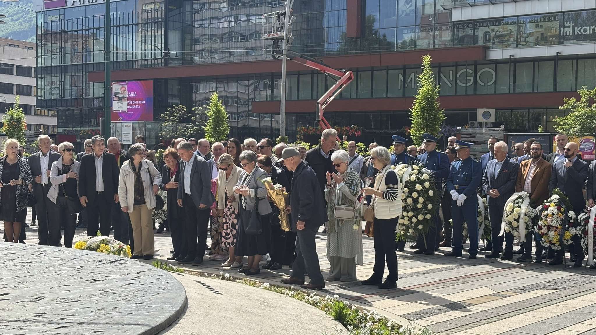 Prema podacima Udruženja roditelja ubijene djece tokom opsade Sarajeva ubijeno je 1.601 dijete.