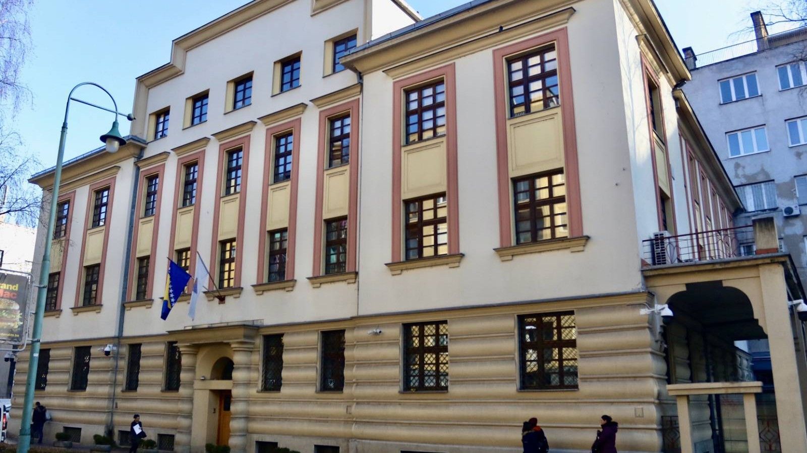 Predloženo je da se optuženom nakon pravosnažnosti presude zabrani obavljanje poslova direktora Akademije u trajanju od jedne godine