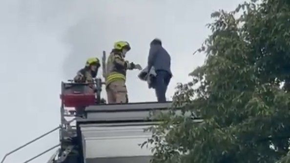 U međuvremenu je sišao, koristeći merdevine koje su obezbijedili vatrogasci