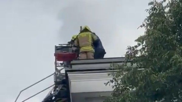 U međuvremenu je sišao, koristeći merdevine koje su obezbijedili vatrogasci