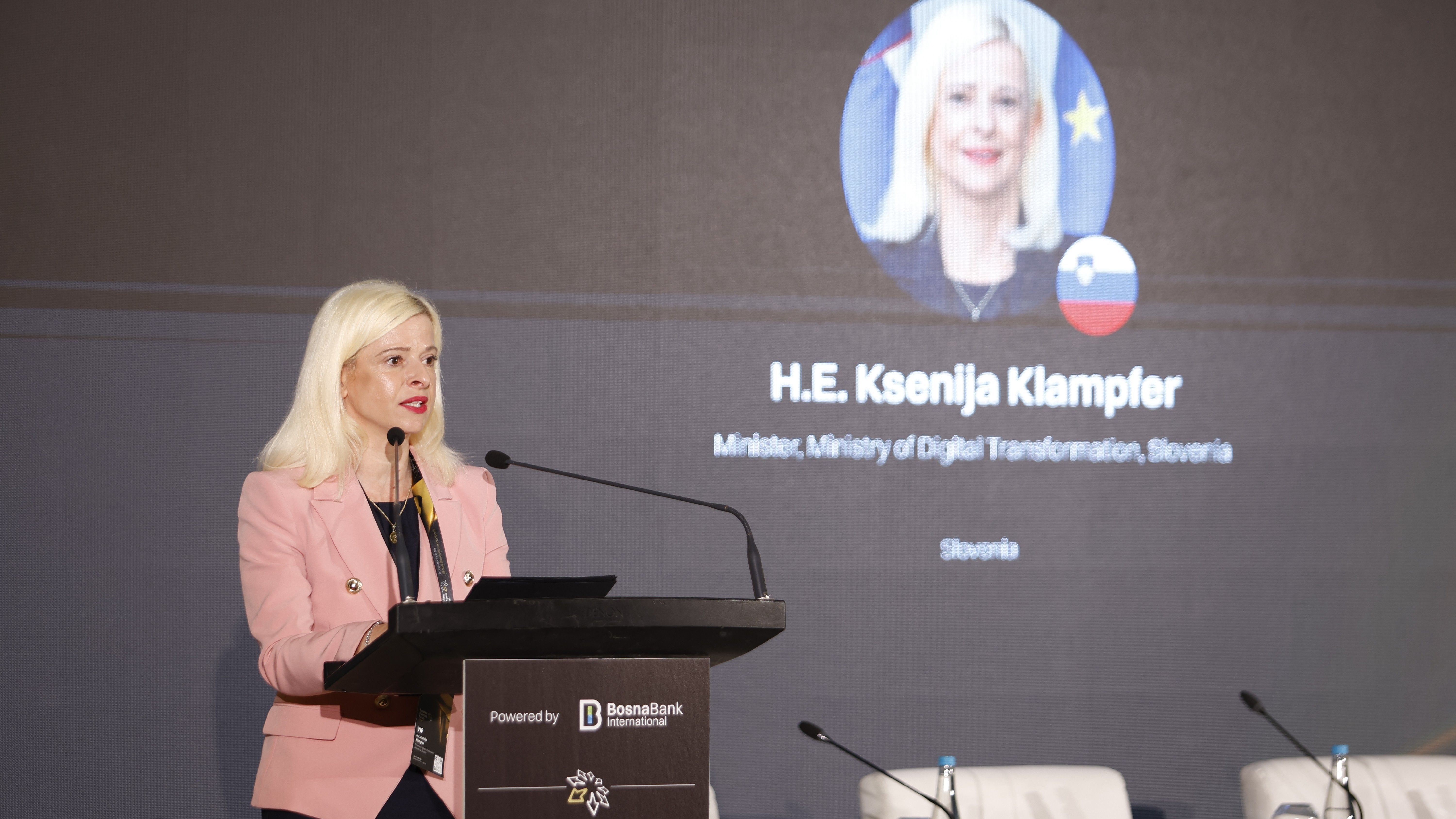 Sukob se zatim, kako navode, preselio na obližnju ulicu ispred stambene zgrade, gdje je grupa muškaraca počela da tuče osumnjičenog