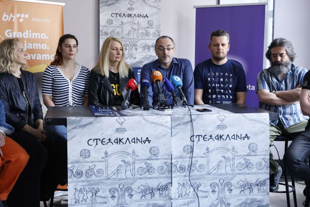 Kulenović kaže da je proces rada na toj predstavi bio intenzivan i specifičan, a glumcu je ravnopravan partner virtualna tehnologija.  