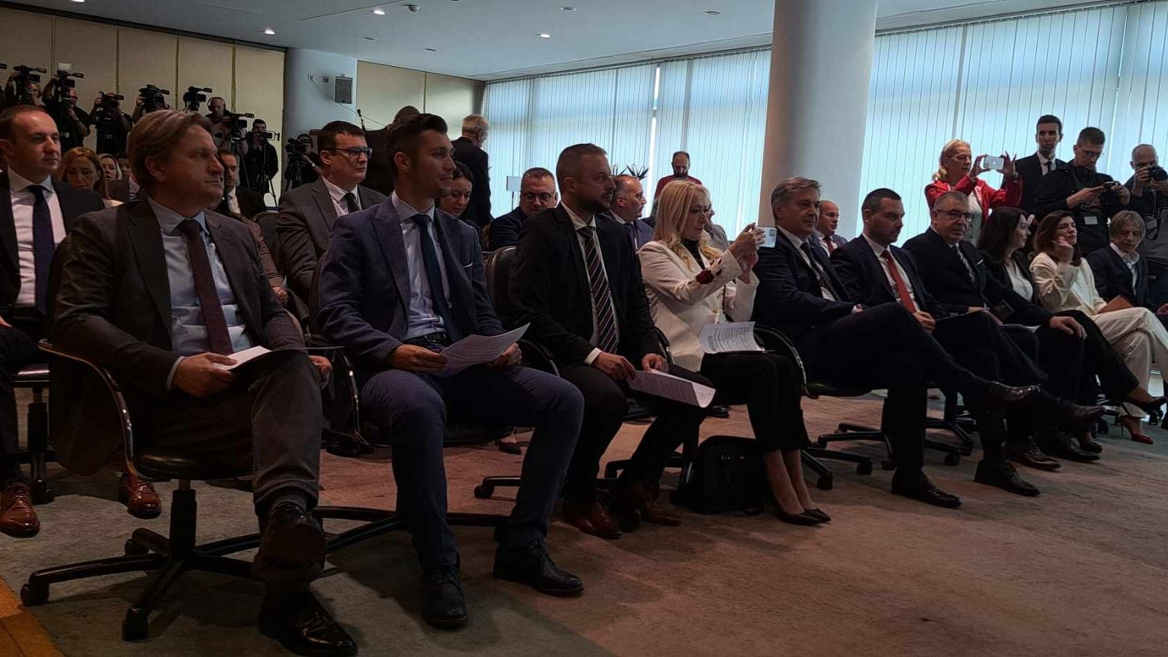 Potpis na ovaj dokument u Parlamentarnoj skupštini BiH u Sarajevu stavili su i predstavnici stranaka Naprijed, NES, BHI-KF, ZNG i NES.