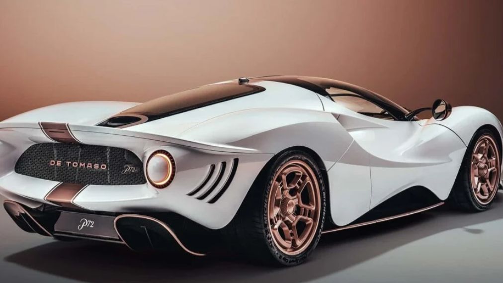 Nakon više neželjenih pauza uzrokovanih finansijskim brodolomima legendarna italijanska automobilska kompanija De Tomaso vratila se sa izuzetnim sportskim dvosjedom P72
