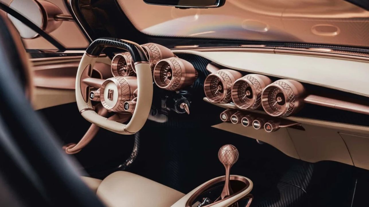 Nakon više neželjenih pauza uzrokovanih finansijskim brodolomima legendarna italijanska automobilska kompanija De Tomaso vratila se sa izuzetnim sportskim dvosjedom P72