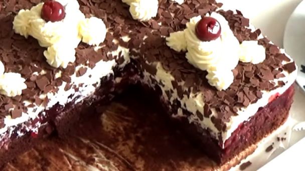 Schwarzwald kocke su klasični kolač koji spaja prozračni čokoladni biskvit, lagani šlag i sočne višnje. Iako raskošan, ovaj desert ostaje lagan, osvježavajući i uvijek voljen 