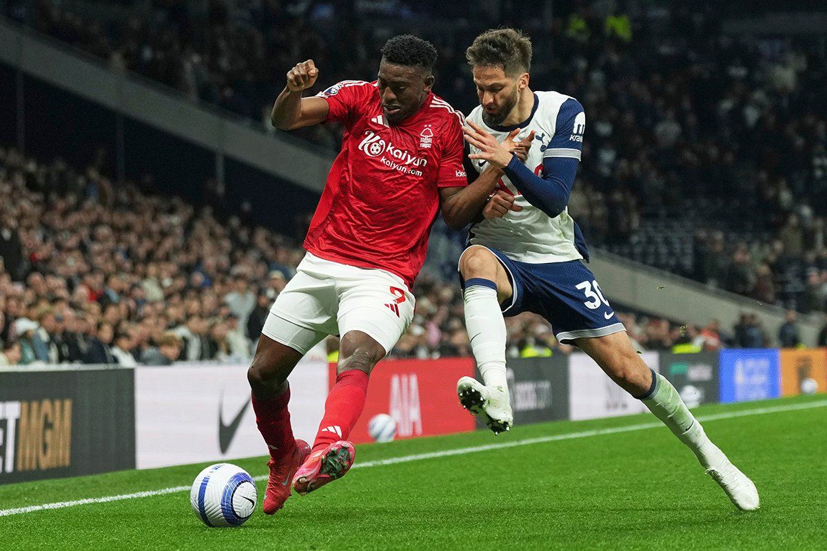 Fudbaler Notingem Foresta Tajvo Avonji probudio se iz indukovane kome nakon što je podvrgnut operaciji zbog ozbiljne povrede stomaka.