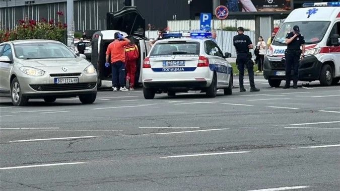 Zastrašujuće! Taksi se prevrtao čak četir puta: U teškoj nesreći ima povrijeđenih, vozilo na boku