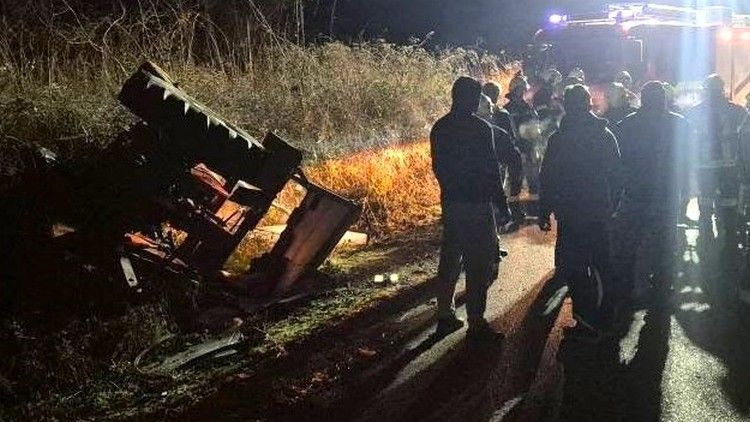 Vozač i putnik iz prikolice prevezeni su u bolnicu kako bi se utvrdile povrede