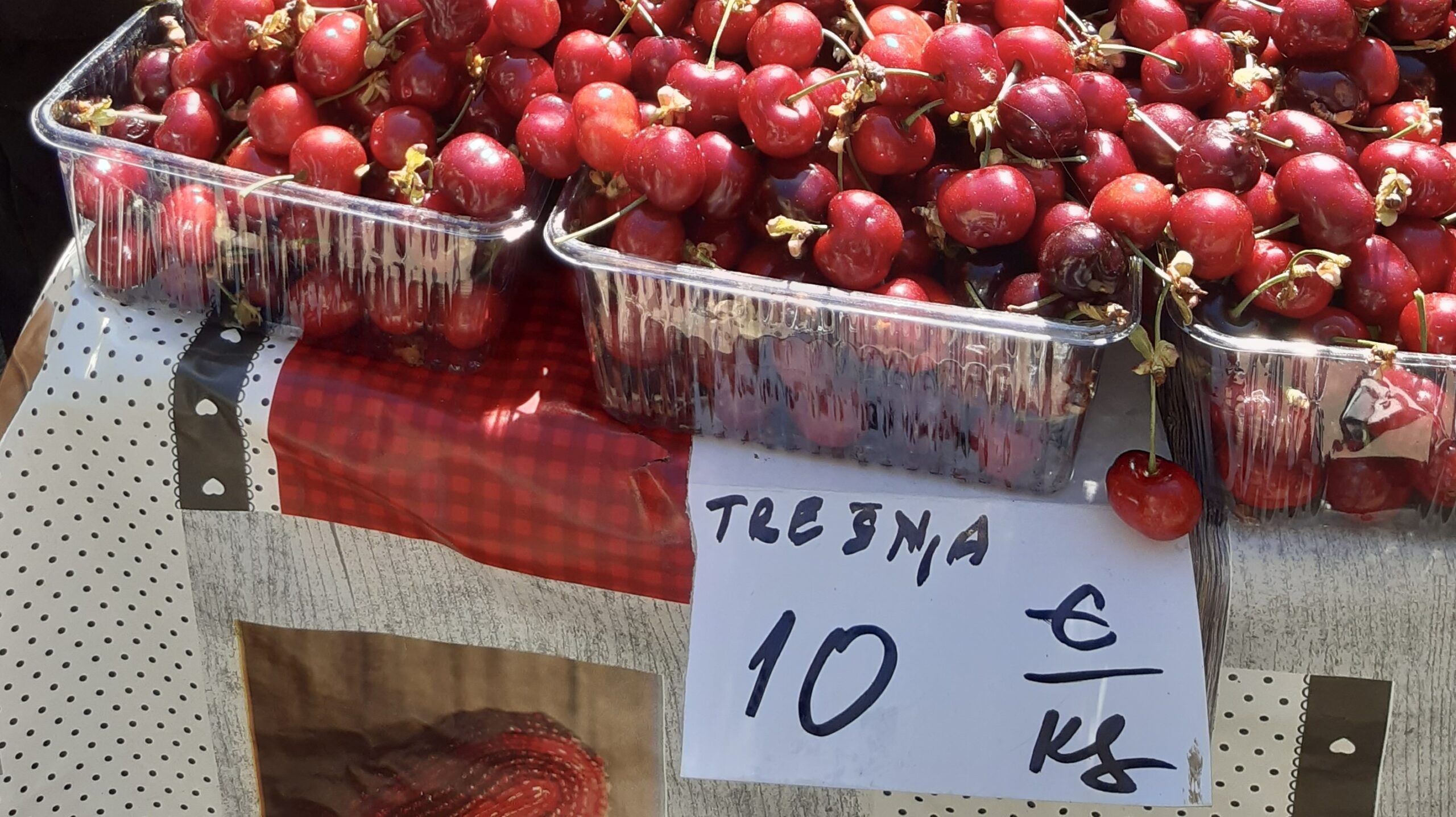 Ma, ne možeš ih nanijeti koliko kupuju! Trešnje su preskupe, ali na pijaci trljaju ruke