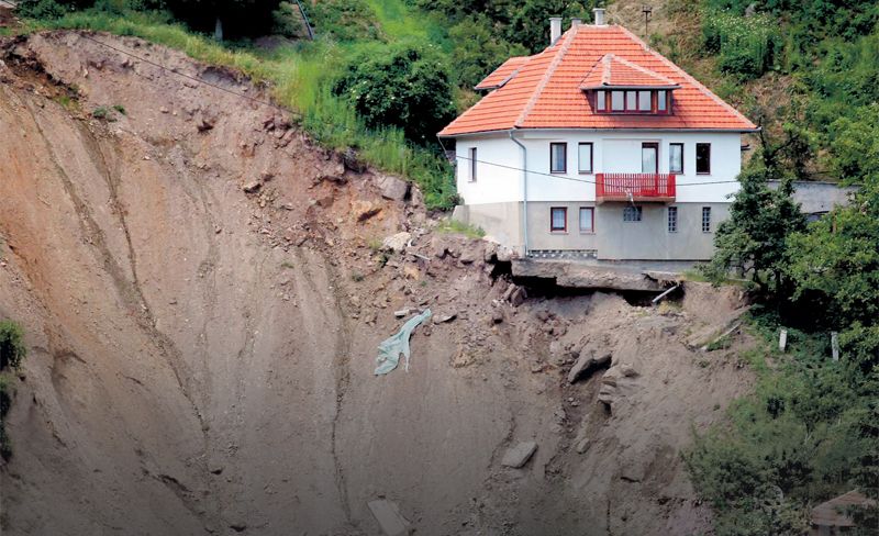 Strah javnosti od klizišta porastao je nakon što se u oktobru prošle godine urušio kamenolom u selu Donja Jablanica tokom poplave, usmrtivši 19 ljudi i zatrpavši kuće 