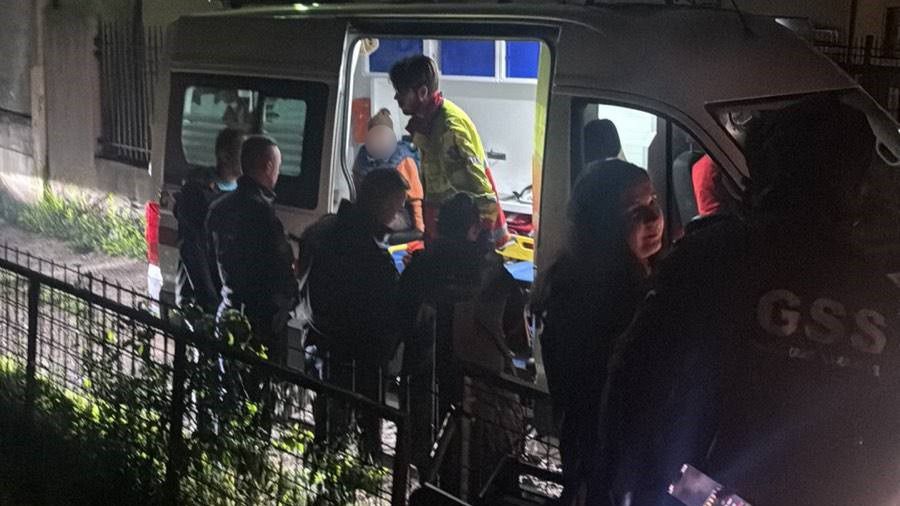 Potraga je vođena metodom Hasty Search, a ključni trag pojavljuje se u vidu lopate koju su spasioci pronašli na terenu.