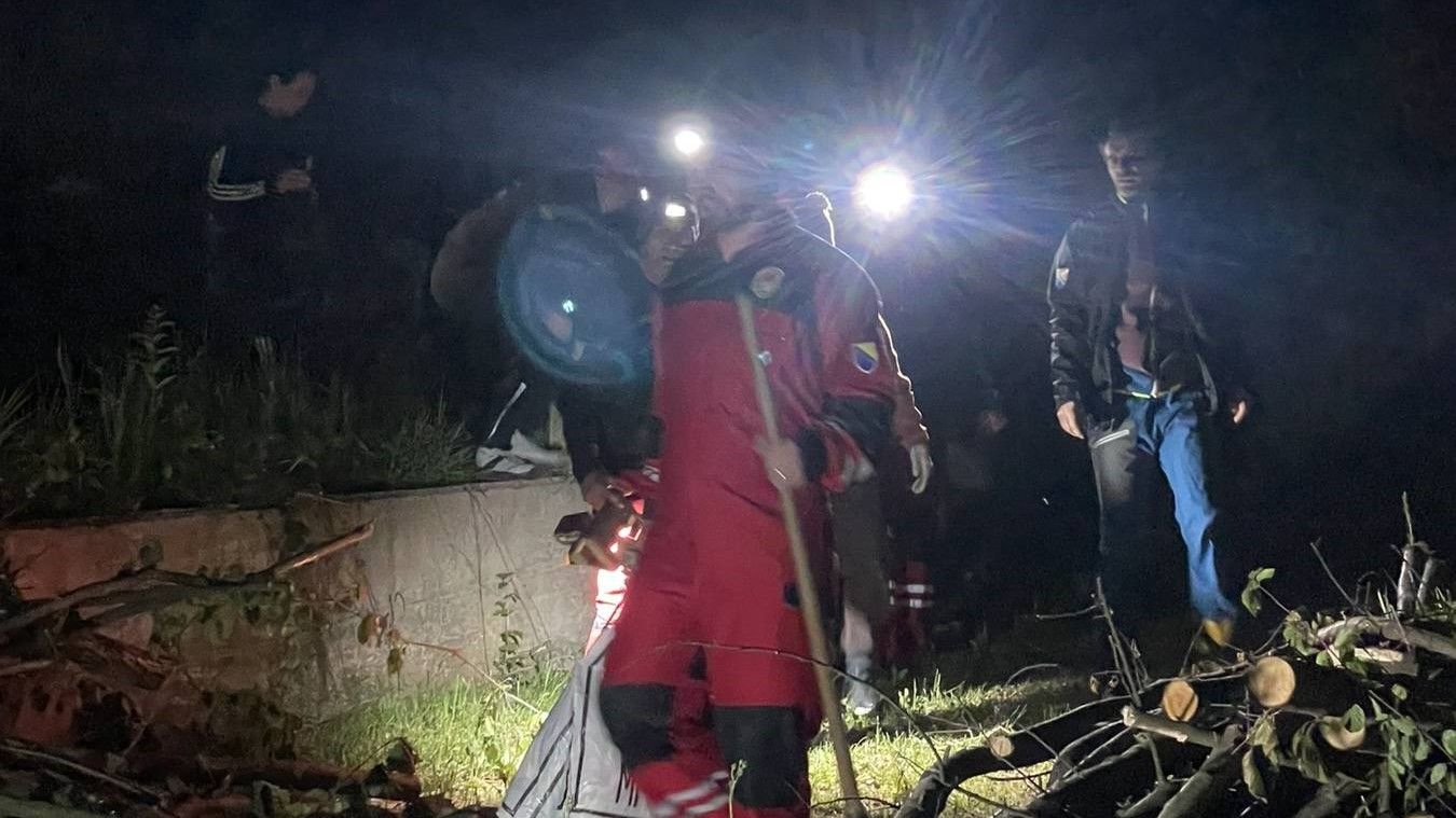 Potraga je vođena metodom Hasty Search, a ključni trag pojavljuje se u vidu lopate koju su spasioci pronašli na terenu.