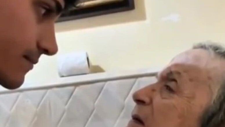 TikTok snimak njihove oproštajne scene, u kojoj on svojoj baki saopštava da ide u Španiju zbog posla, u rekordnom roku je prikupio milione pregleda