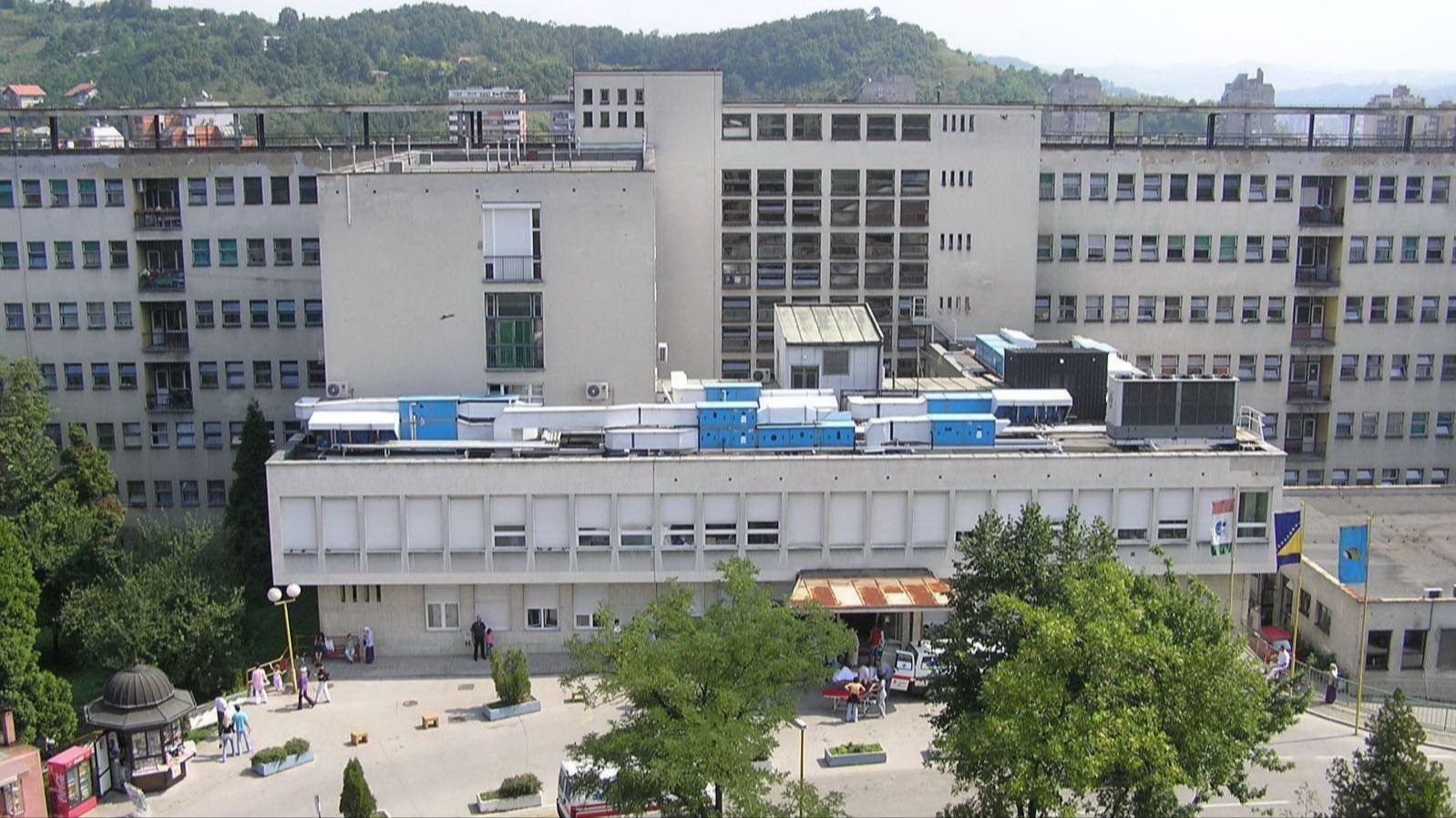 Što se tiče 43-godišnjeg napadača, inicijala B.N., on je hospitaliziran na Klinici za anesteziologiju i reaninatologiju zbog povrede glave