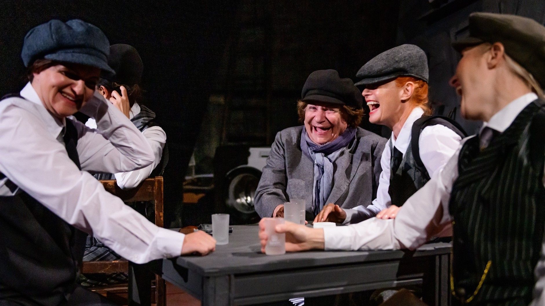 U predstavi igraju: Mak Čengić, Belma Salkunić, Sanela Krsmanović Bistrivoda, Nerman Mahmutović, Mona Muratović, Ermin Sijamija, Jasna Diklić, Mediha Musliović i Milan Pavlović