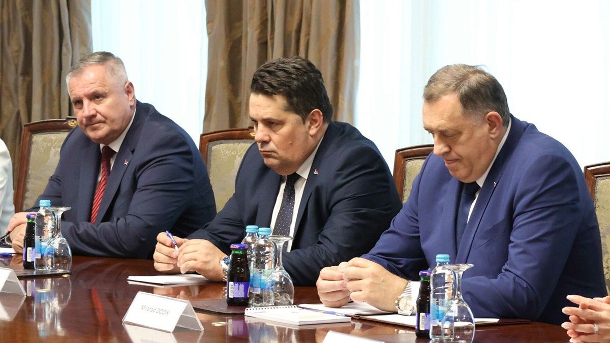Šampanjac u OHR-u, tišina u Banjoj Luci: Schmidt pobijedio bez 'ispaljenog metka', reagovao Crnadak
