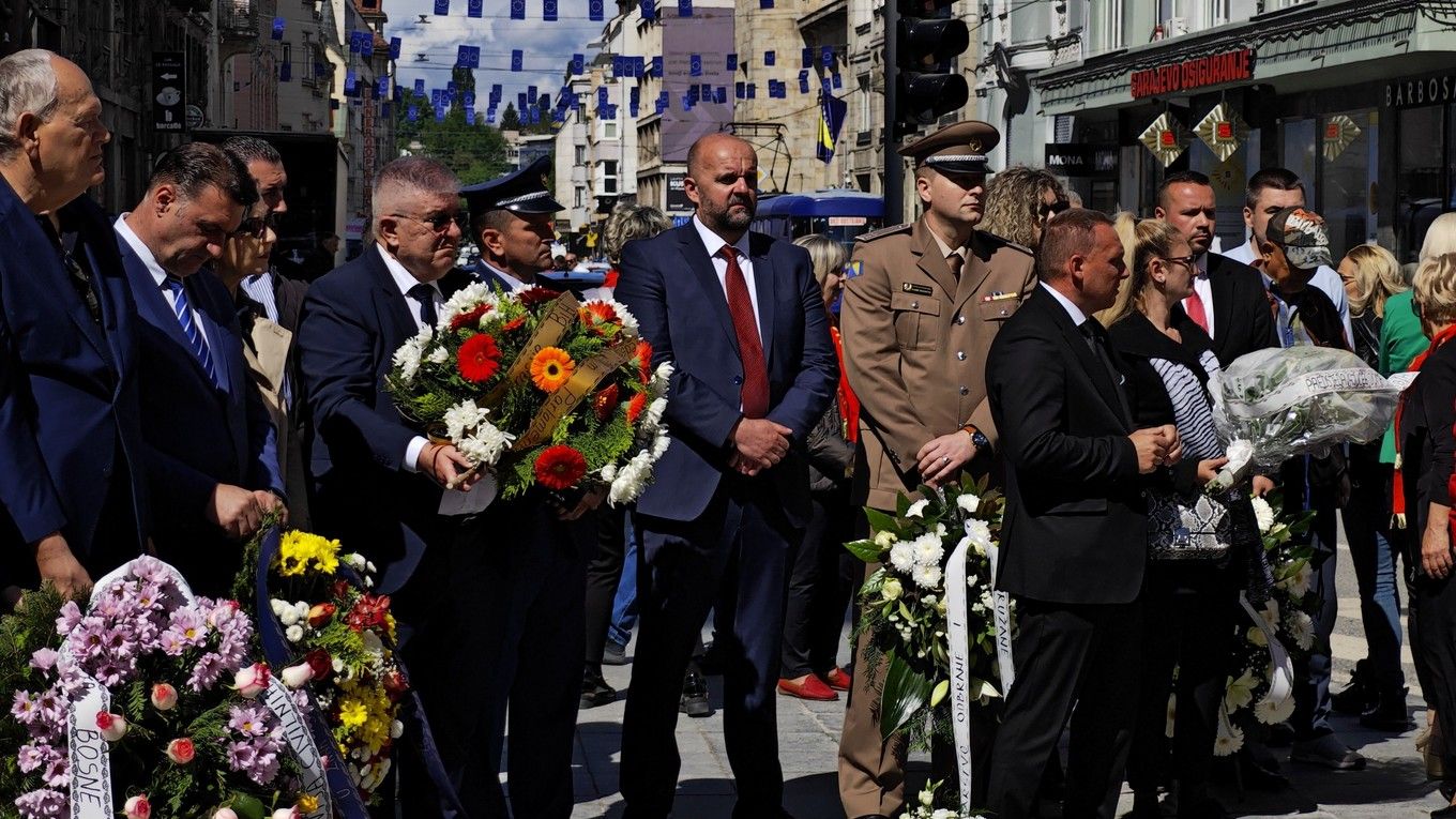 Nakon polaganja vijenaca delegacije su se uputile prema spomen-parku "Vraca" gdje će također biti upriličeno odavanje počasti i polaganje cvijeća
