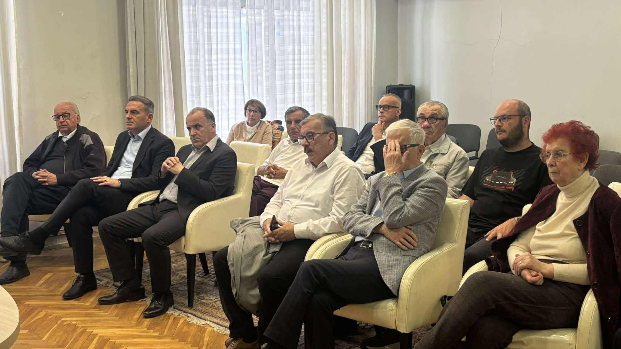Potreba za ovakvim skupom javila se zbog posljednjih najava za hitne sjednice Predstavničkog doma PSBiH i Doma naroda PSBiH