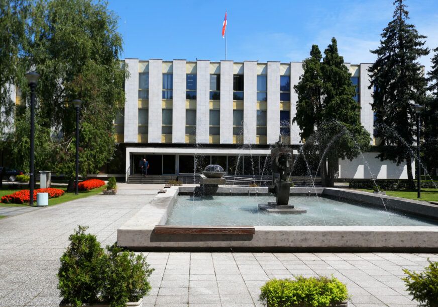 Zastupnici bogatiji za 300 KM, narod siromašniji za još jedan dostojanstven obrok